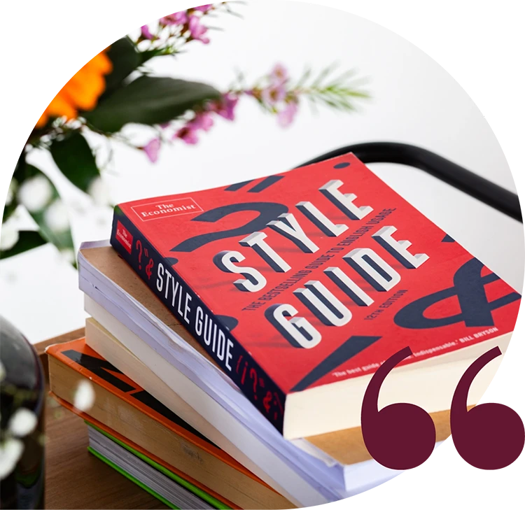 Ein Stapel Bücher, wovon das oberste den Titel "Style Guide" trägt.